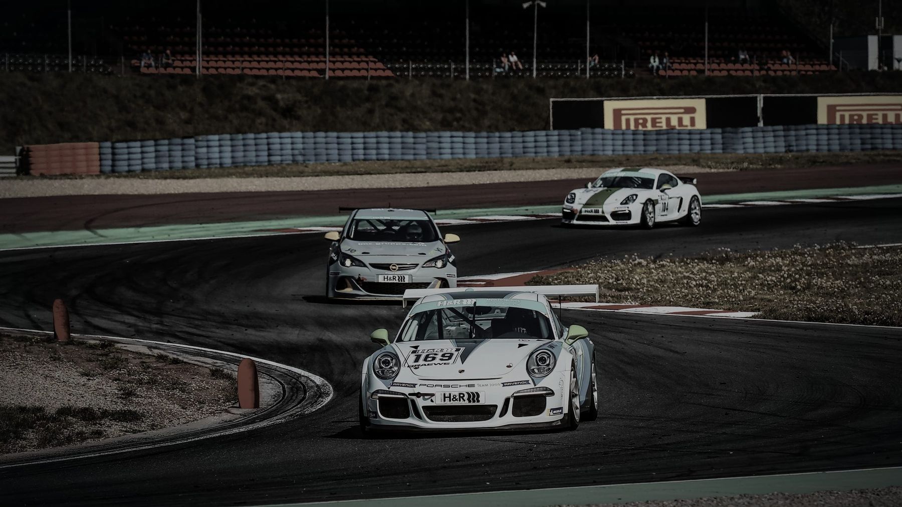 Bulltron-Race-Fahrzeuge auf der Rennstrecke, angeführt von einem Porsche 911 GT3 Cup